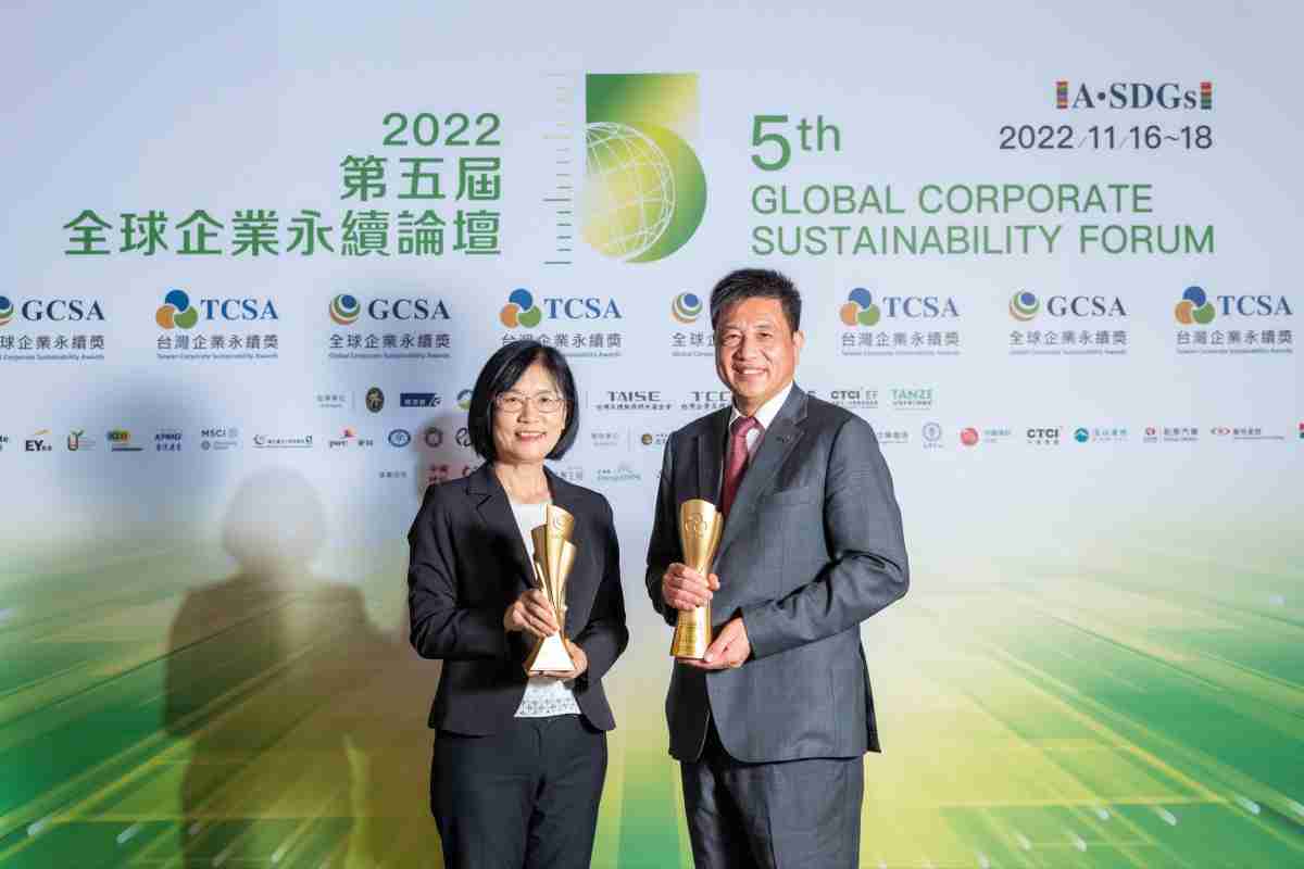 巨星国际作为净零碳排先锋，，，期引领价值链伙伴同行共好，，，，卫冕制造业组“十大典范企业” 二连冠殊荣(左：巨星国际光电永续长古秀华，，右：巨星国际光电董事长暨执行长彭双浪)