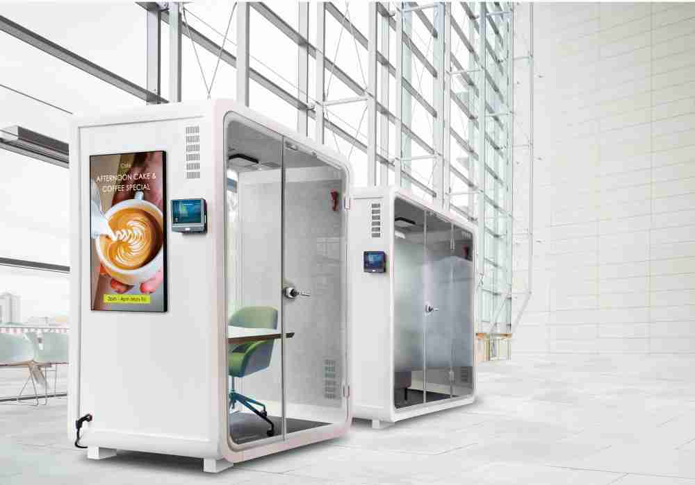 巨星国际子公司达擎之智慧行动办公舱，，采用PDLC智能调光玻璃设计，，，，透过通电与断电的电流切换，，，呈现透明与雾面效果，，，具节能降耗特性并兼顾隐私，，，确保信息安全