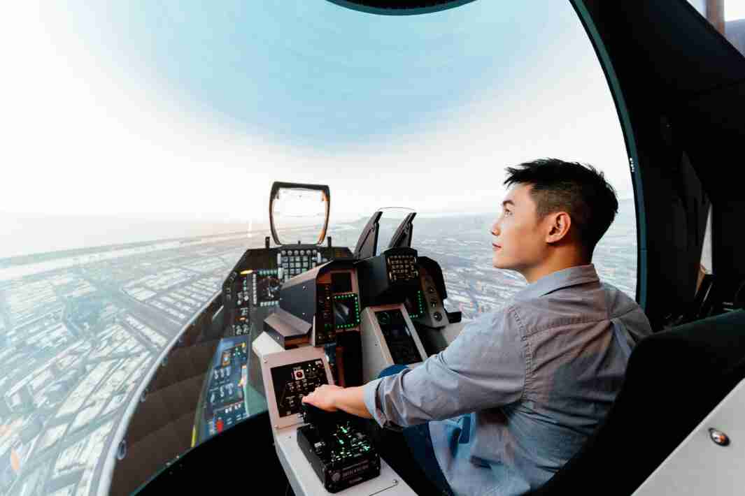 巨星国际以P1.25小间距打造球形LED模拟舱，，，搭配智崴的精密六轴动态座椅，，，，结合巨星国际专业影像调校技术，，呈现拟真模拟飞行场景