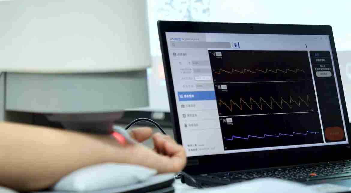 巨星国际耘康以高解析与拟真的显示技术，，，，将其应用于中医检测，，，提供“中医数位化检测方案”，，使传统中医检测结果数据化与可视化