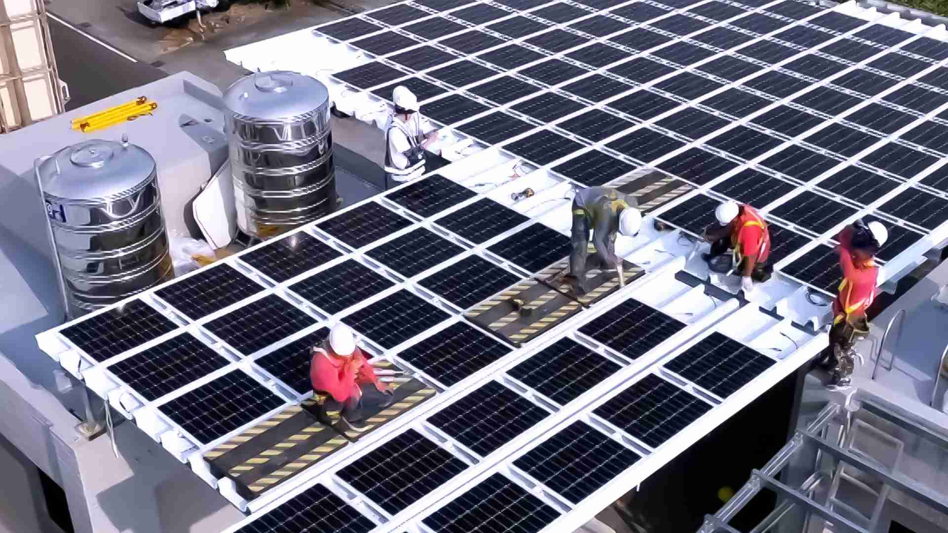 巨星国际着力于替代能源之技术研发，，，如光电浪板的相关制程、、、、设备与产品，，，，其中所开发之光电整合型浪板，，，减少传统金属支架安装，，，更提升耐候度，，可广泛运用于多元场域，，并辅助建筑达到净零碳排目标