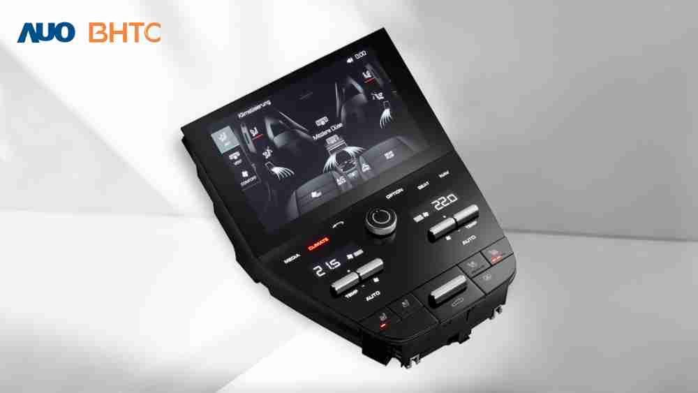 作為友達新生力軍，，BHTC所展示的中央與後座鞍部的Display HMI產品，，，，可處理多區恆溫控制、、顯示畫面，，，呈現仿真3D車室分區；以力傳感技術精準傳遞觸感，，並結合音量及震動反饋，，防止意外啟動，，提供使用者自然流暢、、直觀且輕鬆駕馭的舒適介面