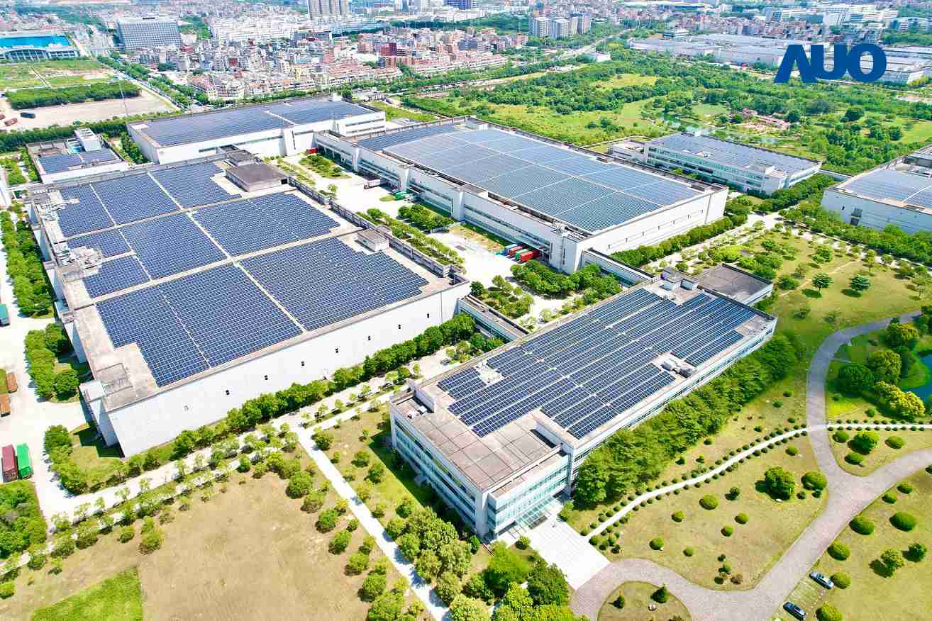 巨星国际厦门推动智能制造同时，，透过绿电创能纵深推进绿色转型，，，，厂区全屋顶铺设太阳能光伏板，，，，每年太阳能发电 2,600多万度