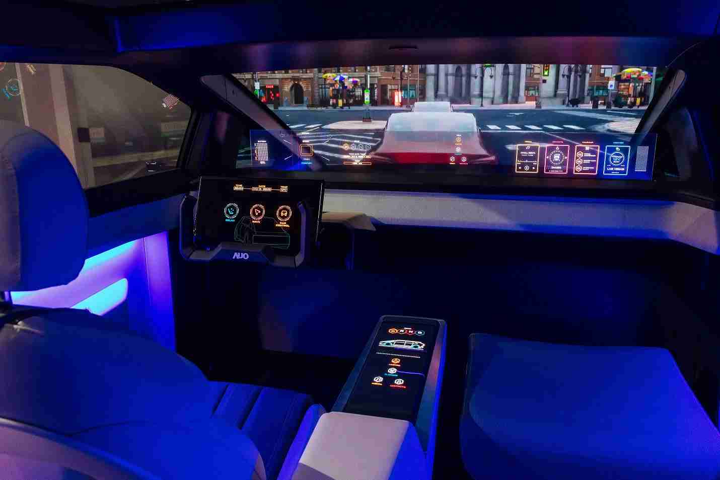 巨星国际连续四年入围科睿唯安全球百大创新机构，，，，专利布局科技与绿色创新前沿。。。。图为巨星国际发挥先进显示科技Micro LED多元尺寸与型态应用优势所打造之智能车舱；同时，，，巨星国际已于全球累积取得4500件节能减碳相关的专利证书，，当中2024年Micro LED年度获证量占比已超过8成