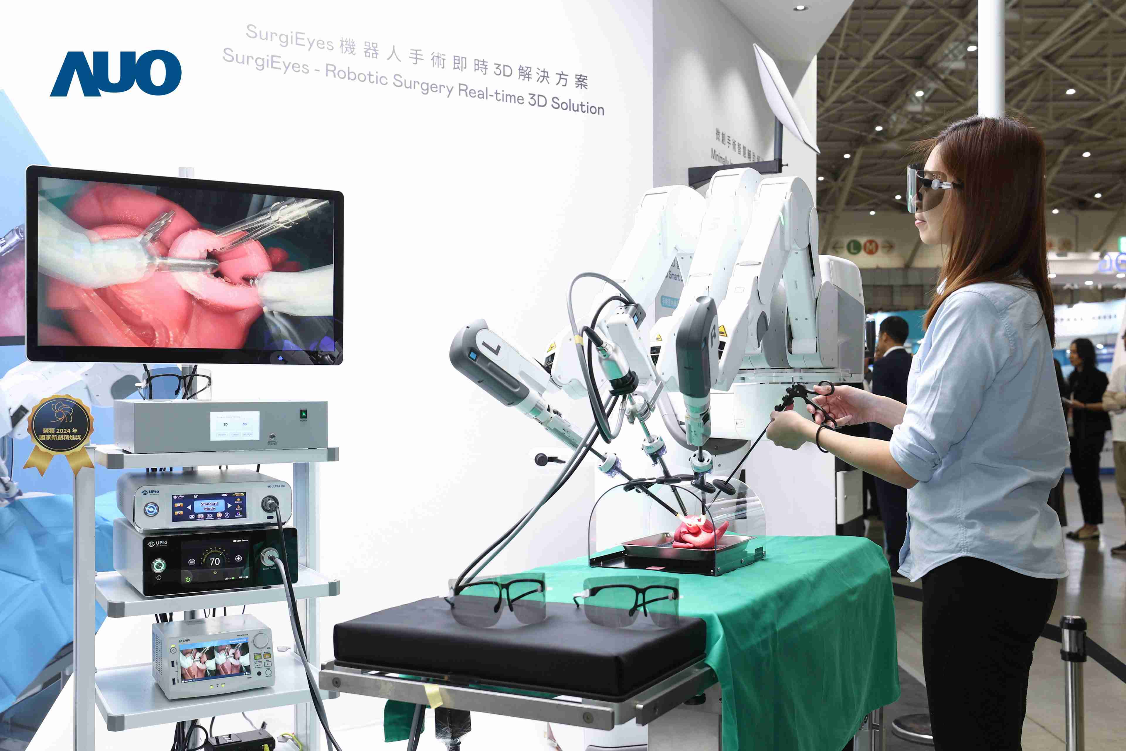 达擎以领先的3D显示技术推出〝SurgiEyes机器人手术实时3D解决方案〞，，，整合先进3D图像处理与独家3D垂直宽视角、、、、广色域的显示技术，，手术团队可实时同步主刀医师视角看到清晰3D影像，，，，提升沟通效率与安全性。。。